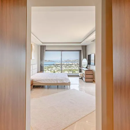 Stunning 5-bedroom With Panoramic View Of Marina