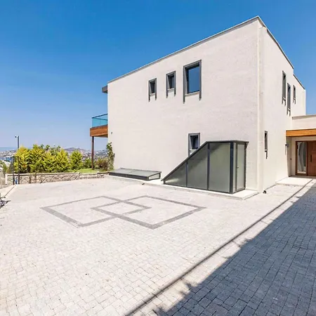 Stunning 5-bedroom With Panoramic View Of Marina * Яликовак