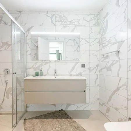 Stunning 5-bedroom With Panoramic View Of Marina Вилла