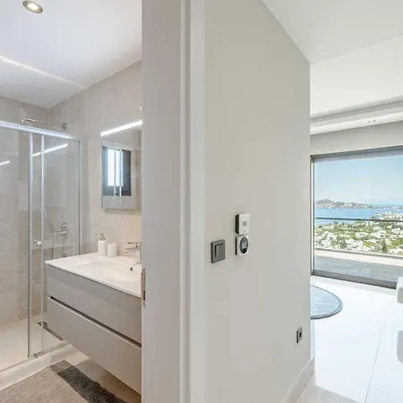 Stunning 5-bedroom With Panoramic View Of Marina Villa *