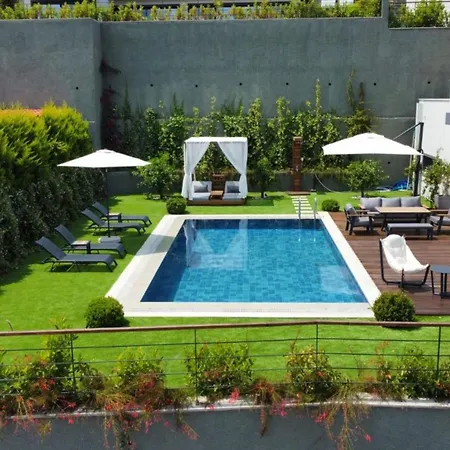 Stunning 5-bedroom With Panoramic View Of Marina Вилла