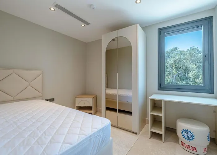 Stunning 5-bedroom With Panoramic View Of Marina *