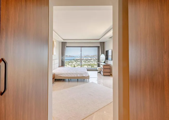 Stunning 5-bedroom With Panoramic View Of Marina