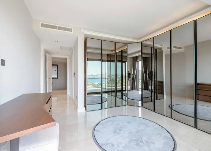 Stunning 5-bedroom With Panoramic View Of Marina Villa