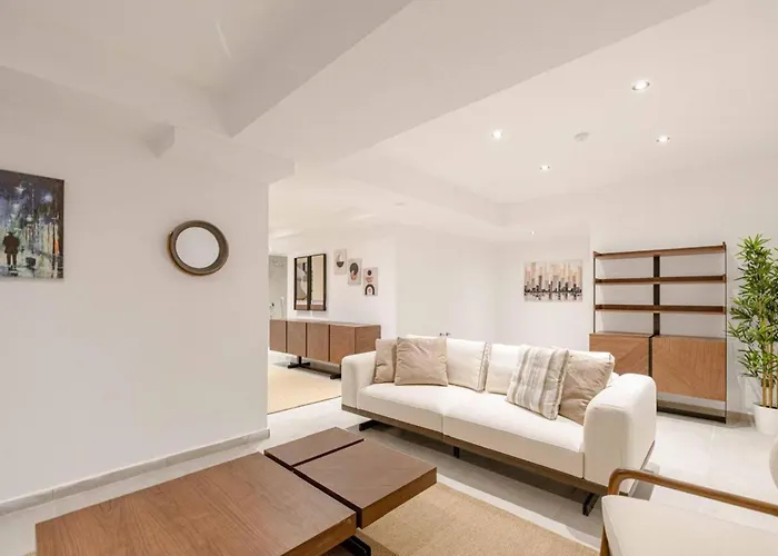 Stunning 5-bedroom With Panoramic View Of Marina Villa *