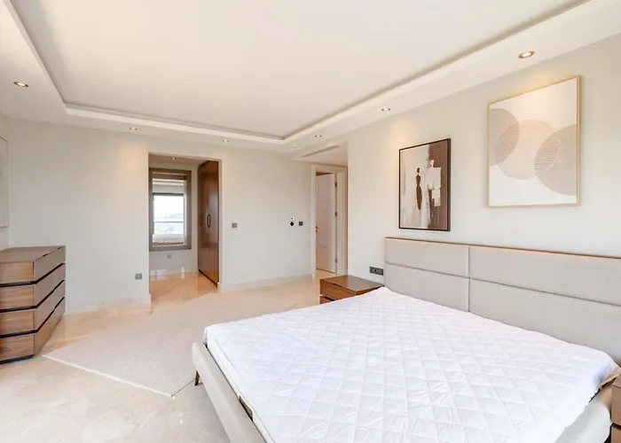 Stunning 5-bedroom With Panoramic View Of Marina *