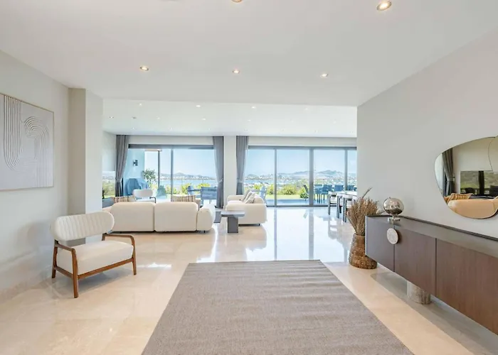Stunning 5-bedroom With Panoramic View Of Marina
