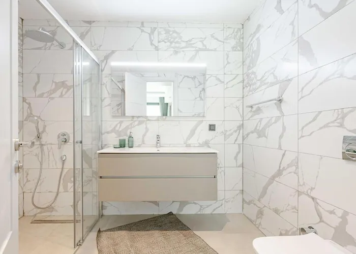 Stunning 5-bedroom With Panoramic View Of Marina Villa