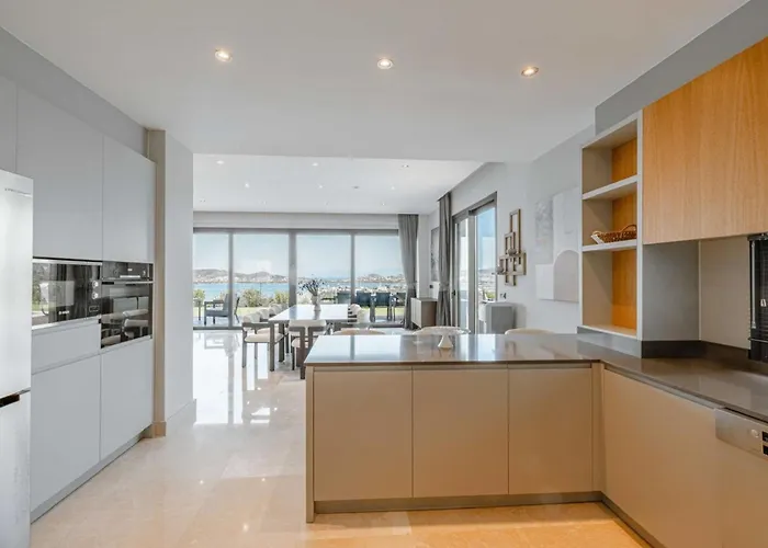 Stunning 5-bedroom With Panoramic View Of Marina *