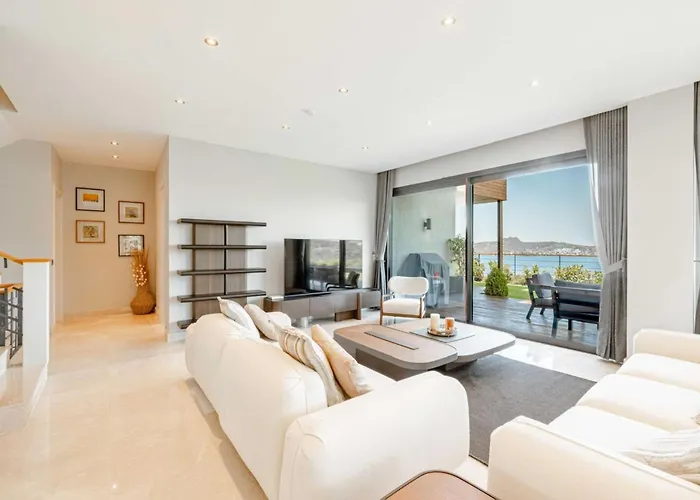 Stunning 5-bedroom With Panoramic View Of Marina *