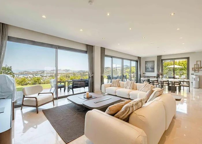 Stunning 5-bedroom With Panoramic View Of Marina Villa *