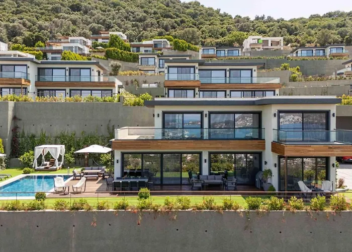 Stunning 5-bedroom With Panoramic View Of Marina Villa