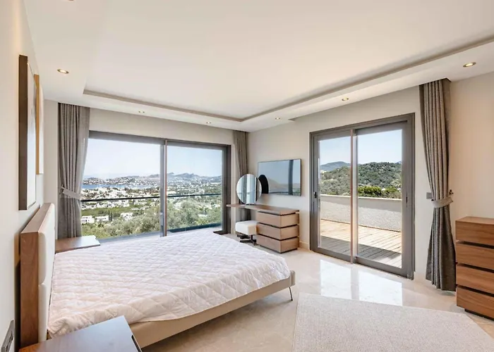 Stunning 5-bedroom With Panoramic View Of Marina Villa