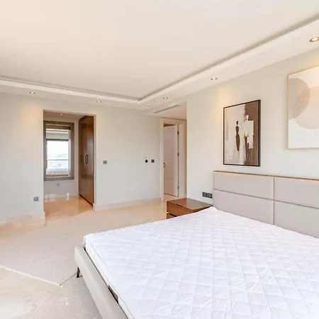 Stunning 5-bedroom With Panoramic View Of Marina *