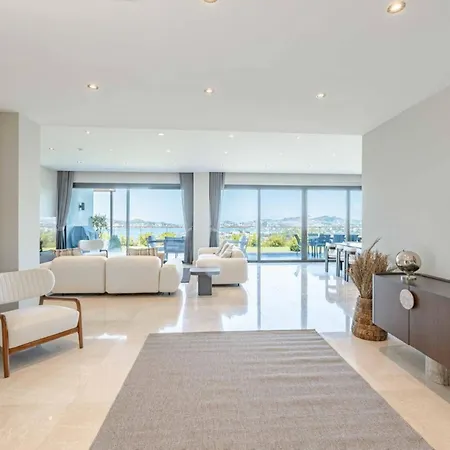 Stunning 5-bedroom With Panoramic View Of Marina
