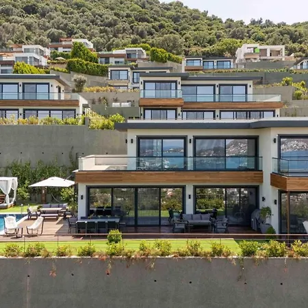 Stunning 5-bedroom With Panoramic View Of Marina Villa