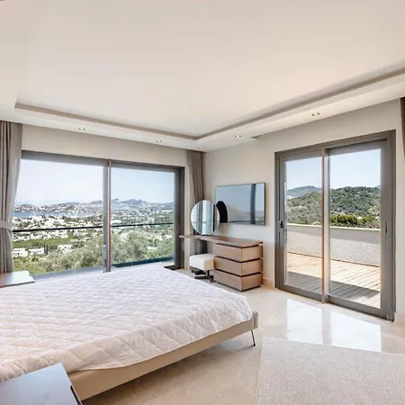 Stunning 5-bedroom With Panoramic View Of Marina Villa